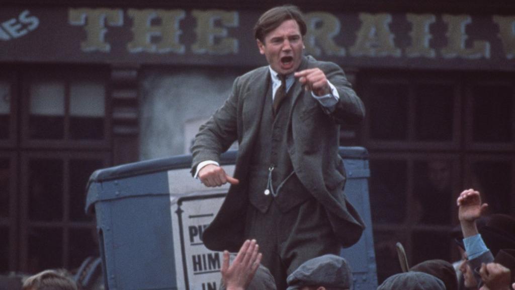 Liam Neeson encarnando a Michael Collins en la película de Neil Jordan