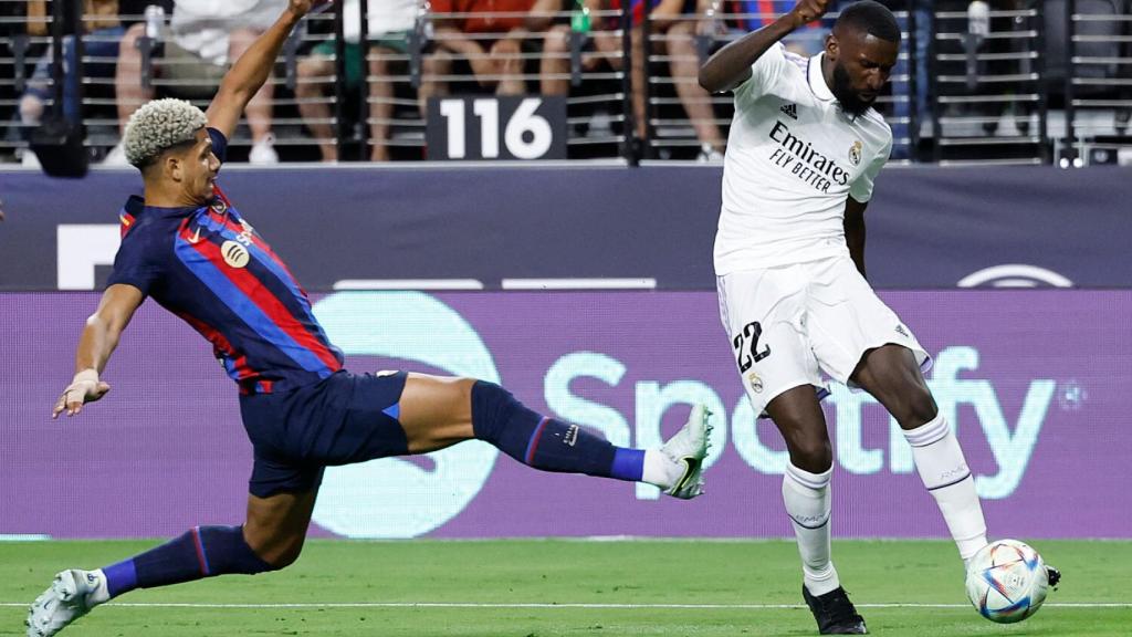 Rüdiger, ante Araujo en El Clásico de Las Vegas