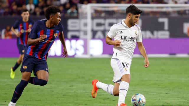 Marco Asensio conduce un balón en El Clásico de Las Vegas contra el Barça