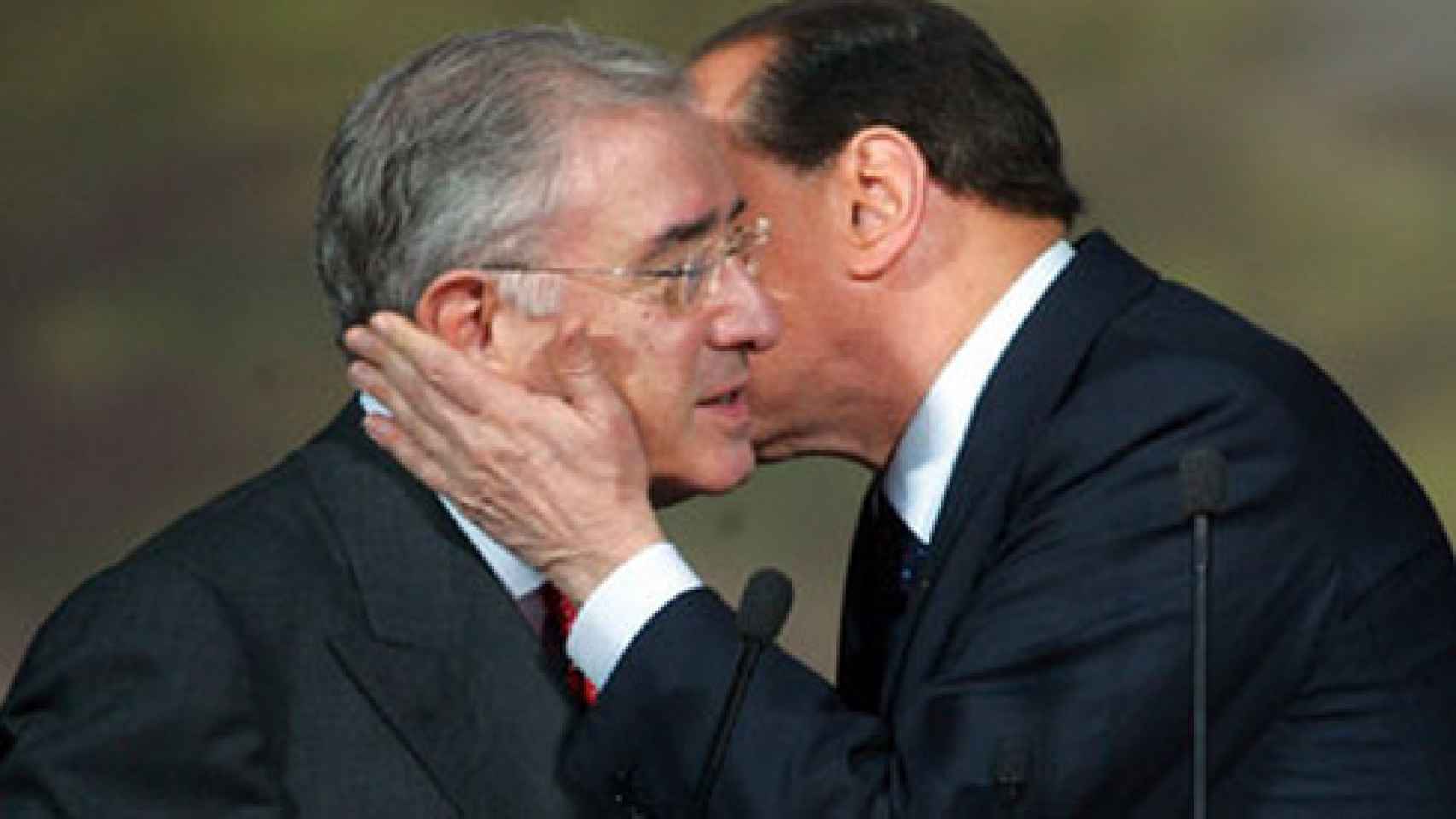 El ex primer ministro italiano Silvio Berlusconi besa al entonces senador Marcello dell'Utri.