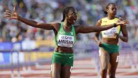 La atleta nigeriana Tobi Amusan tras conseguir el récord mundial (12,12) en los 100 metros vallas durante el Mundial de Oregón