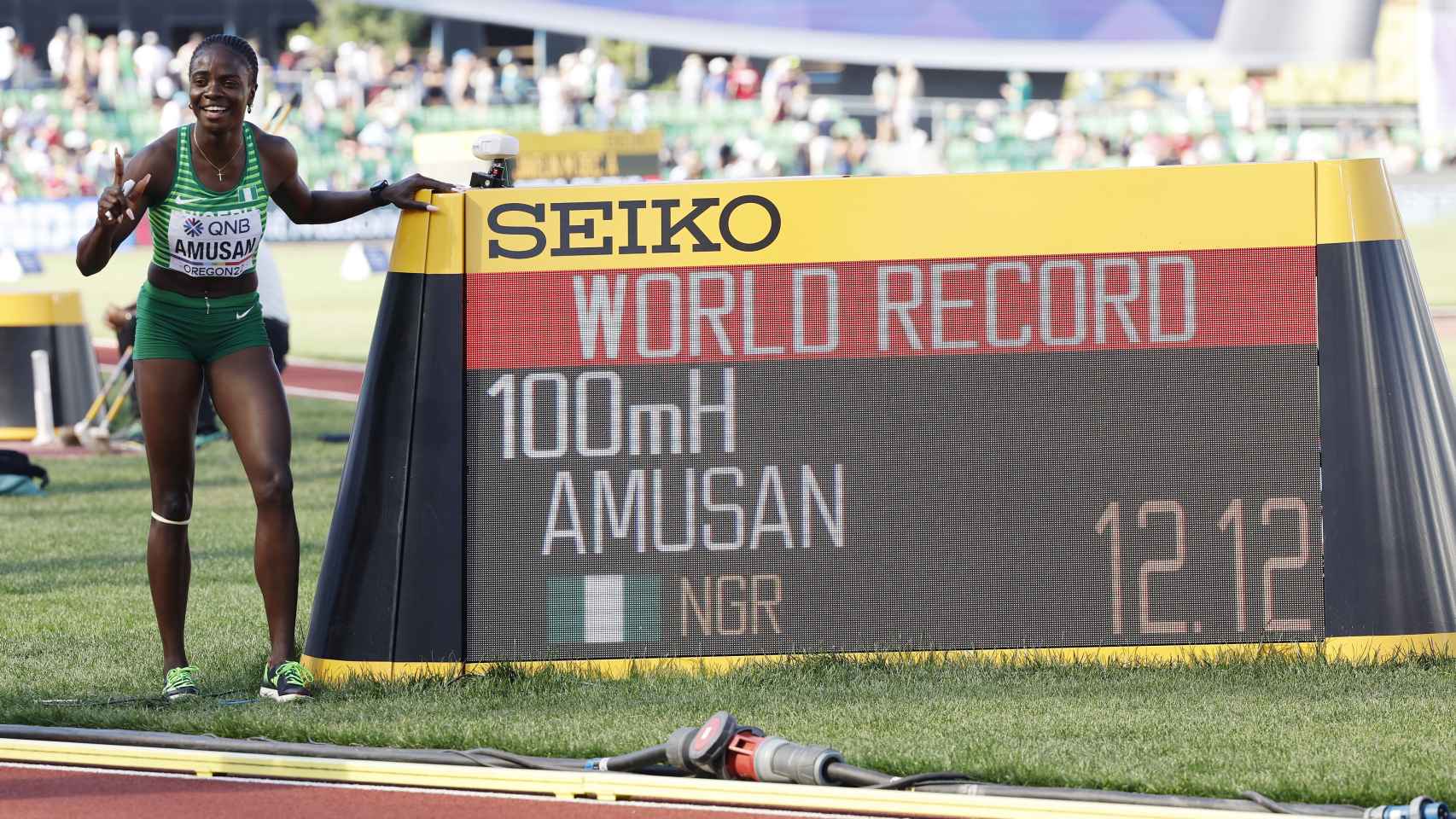 Tobi Amusan posa con su récord del mundo en 100 metros vallas (12.12)