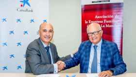 El director territorial de CaixaBank en CLM y Extremadura, Jaime Campos, y el presidente de AEFCLM, Juan Ignacio de Mesa.