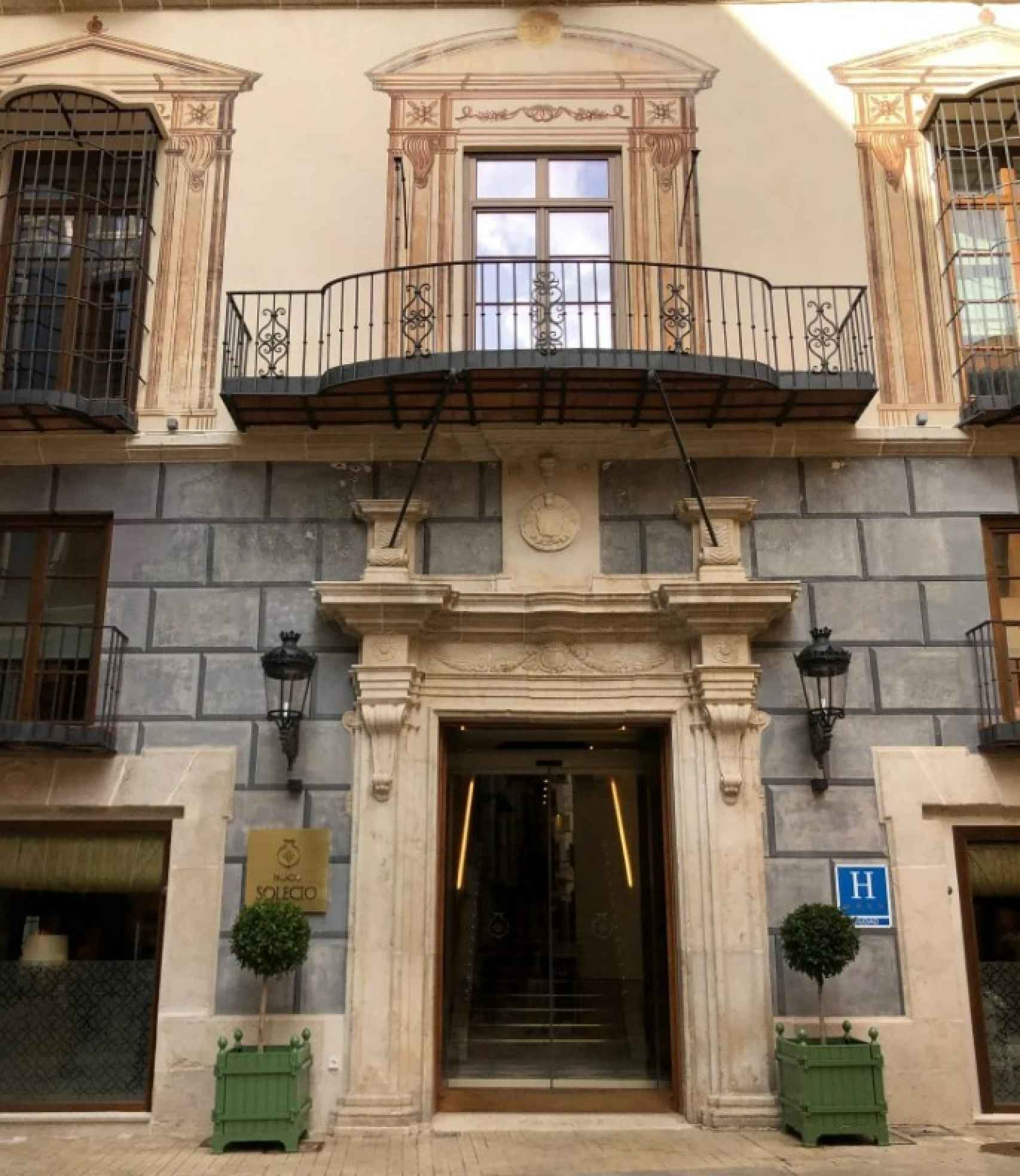Entrada principal al Hotel Palacio de Solecio, en la calle Granada de Málaga.