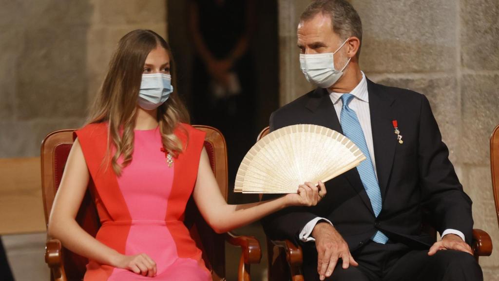 Leonor y su padre, Felipe VI, en el interior de la Catedral de Santiago.