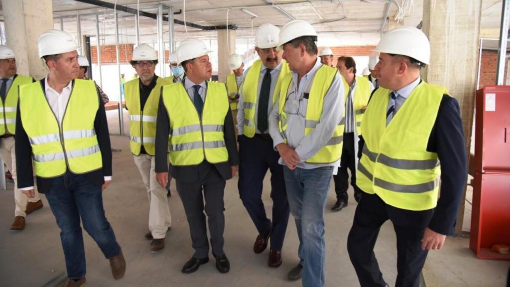 Page, este lunes en las obras del Hospital de Albacete junto a otras autoridades locales y regionales.