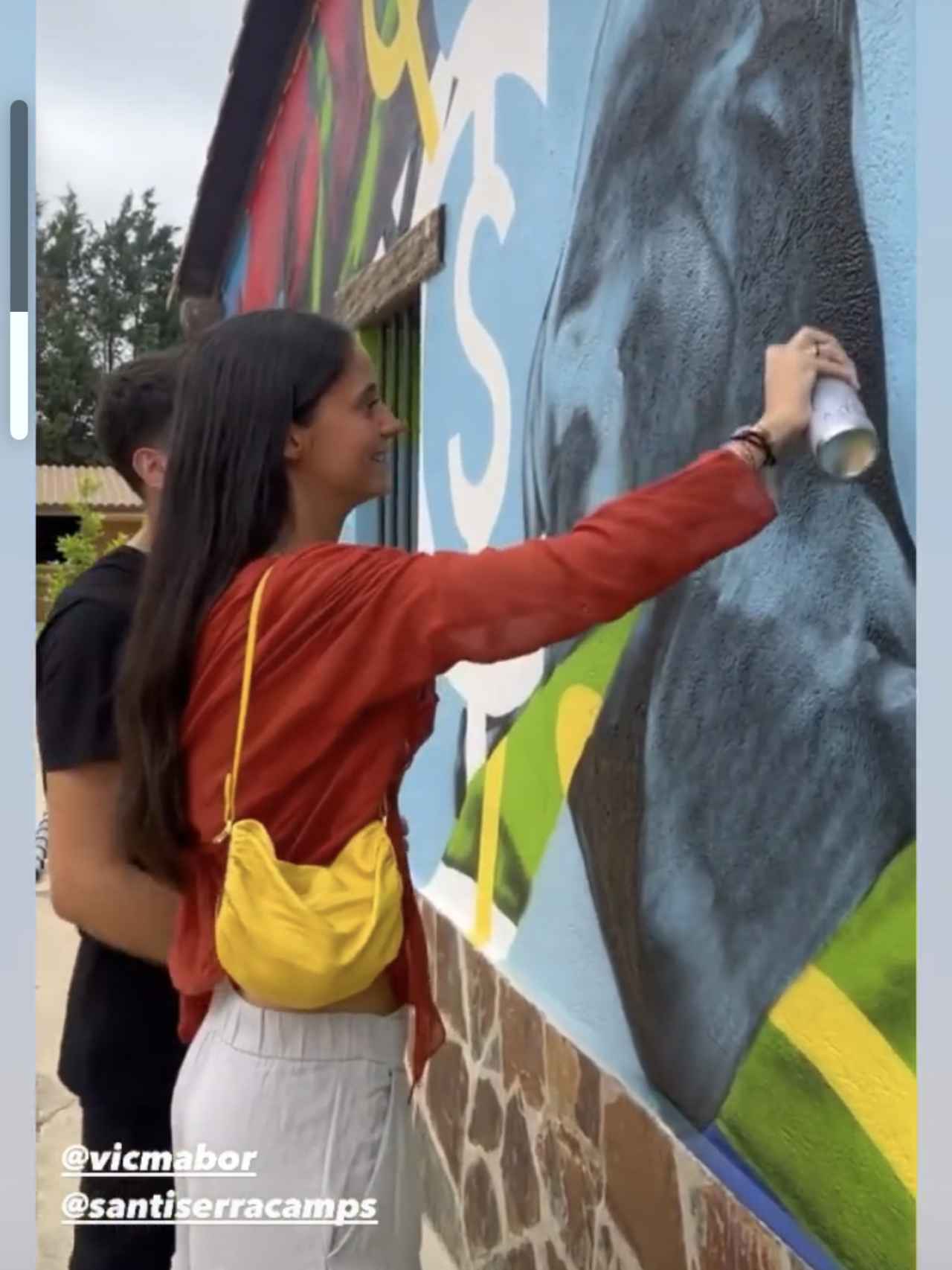 Victoria Federica pintando en la pared.
