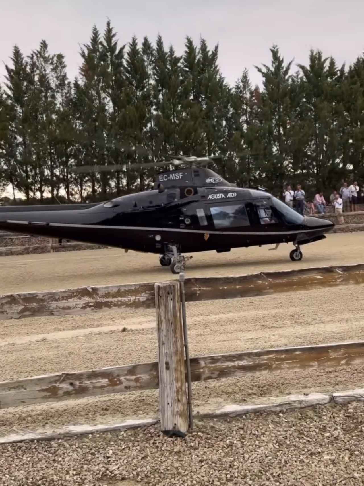 El cumpleañero llegando en helicóptero a su fiesta de cumpleaños.