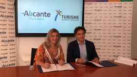 La vicealcaldesa y responsable de Turismo, Mari Carmen Sánchez, y el secretario autonómico de Turismo, Francesc Colomer.