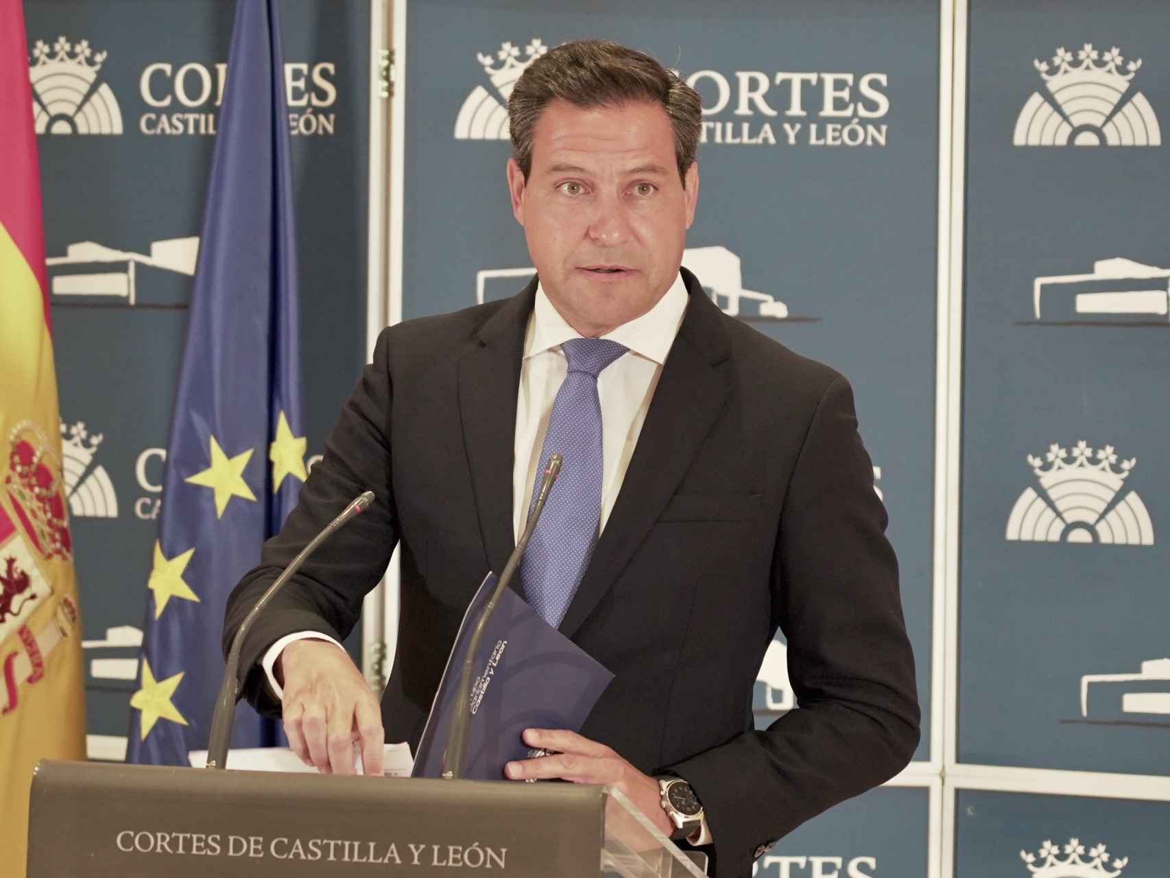 El portavoz del PP en las Cortes, Raúl de la Hoz, durante la rueda de prensa de este lunes en las Cortes.