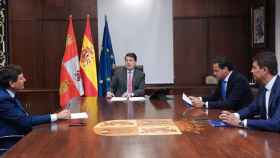 El presidente de la Junta, Alfonso Fernández Mañueco, durante su reunión con el Grupo Popular, este lunes.