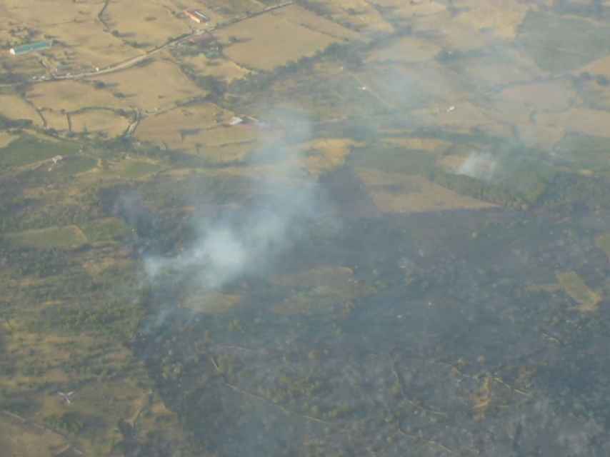 Imagen aérea del incendio de San Juan de la Nava, en Ávila, este domingo por la tarde.