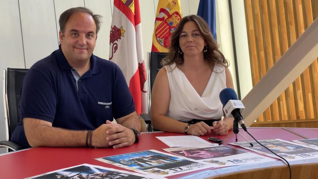 El alcalde de Guijuelo, Roberto Martín, junto a la concejala de Cultura, María Jesús Moro