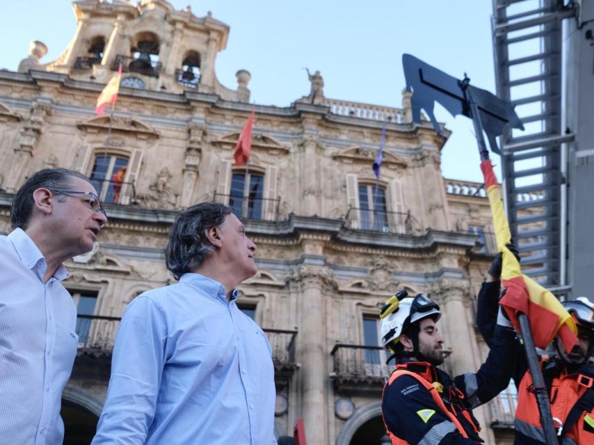 Momento de colocación de La Mariseca, este lunes en la Plaza Mayor de Salamanca.