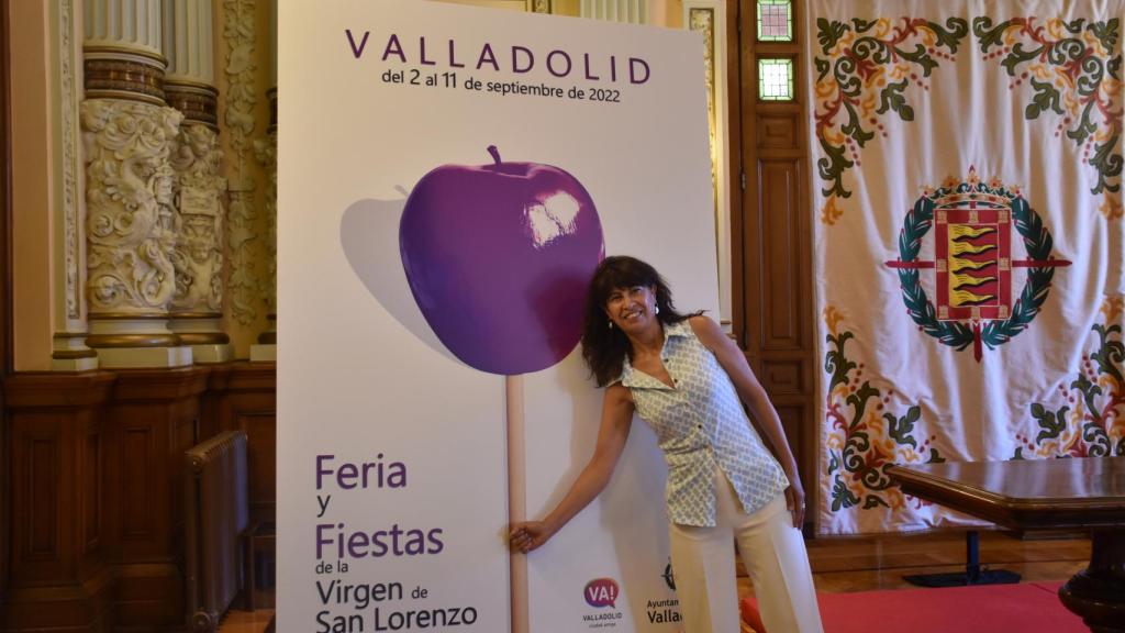 Imagen de la concejala de Cultura, Ana Redondo, presentando el cartel ganador de las Fiestas de la Virgen de San Lorenzo