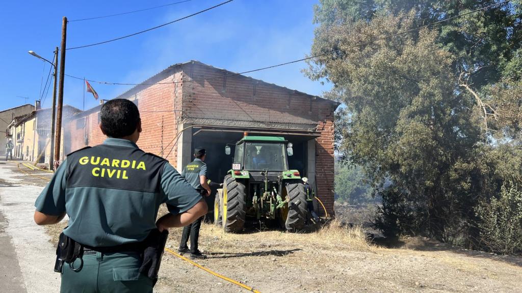 Nave de paja ardiendo en Losacio