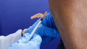 Un hombre recibe la vacuna contra la viruela del mono.