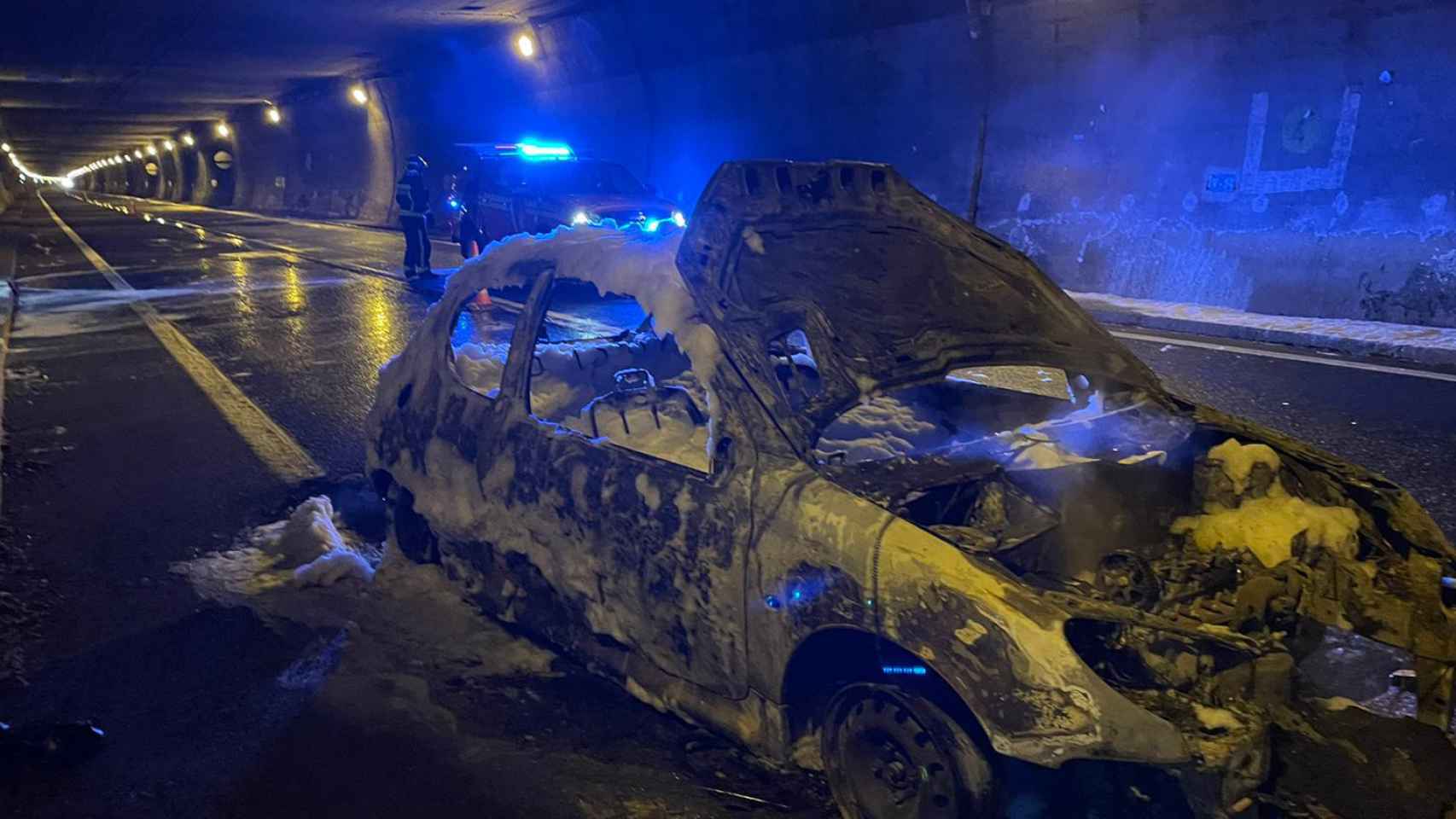 Fotografía del coche tras el incendio