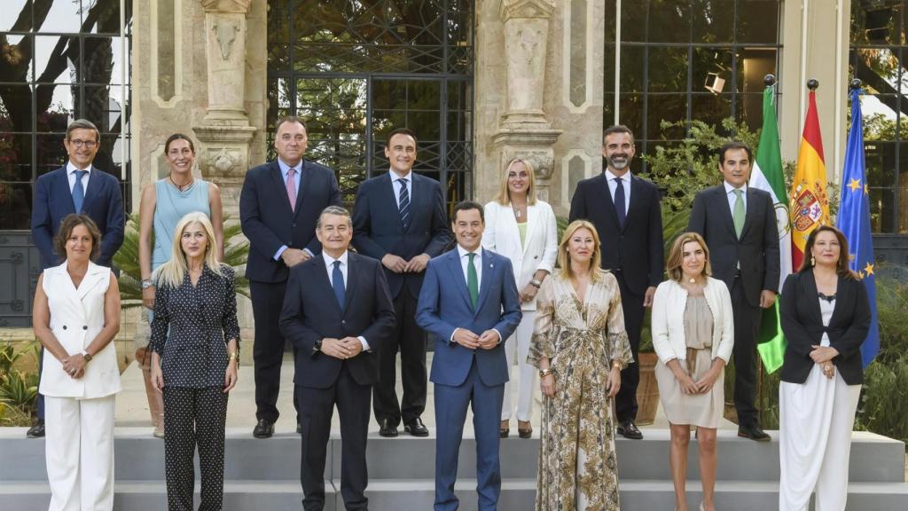 Juanma Moreno junto a los consejeros del nuevo Gobierno de Andalucía.