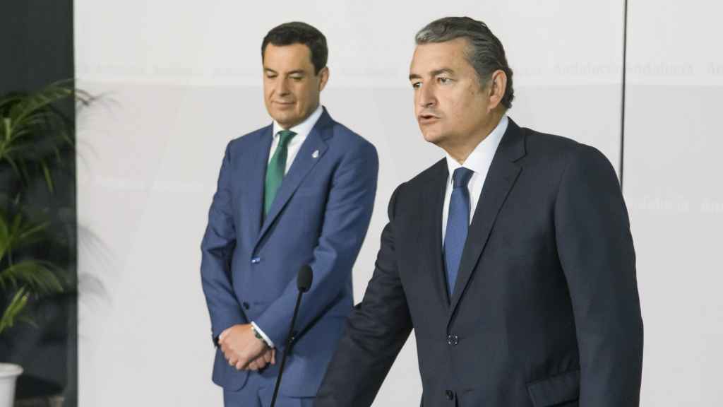 El nuevo consejero de la Presidencia, Antonio Sanz, con el presidente de la Junta, Juanma Moreno