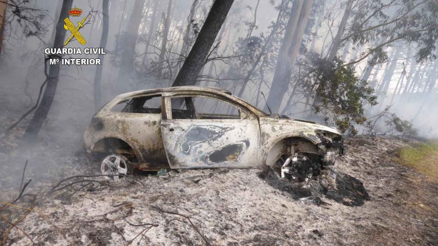 Fotografía del vehículo calcinado en el incendio forestal