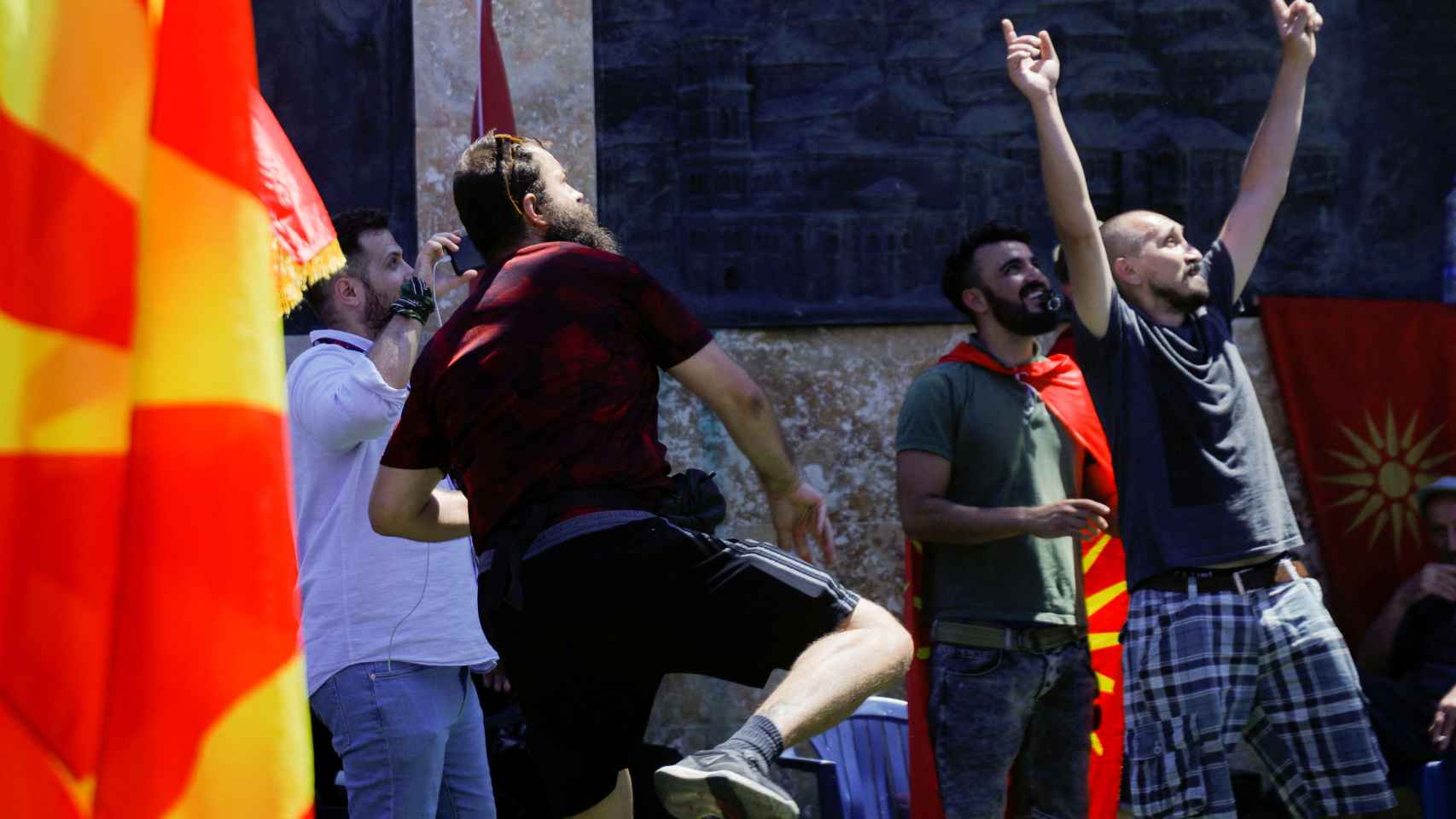 Un seguidor de la oposición lanza un huevo contra el Parlamento de Macedonia del Norte durante los debates sobre la incorporación a la UE.