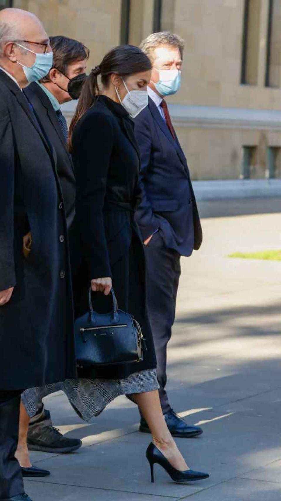 La reina Letizia lució el bolso en una reunión en San Sebastián de los Reyes.