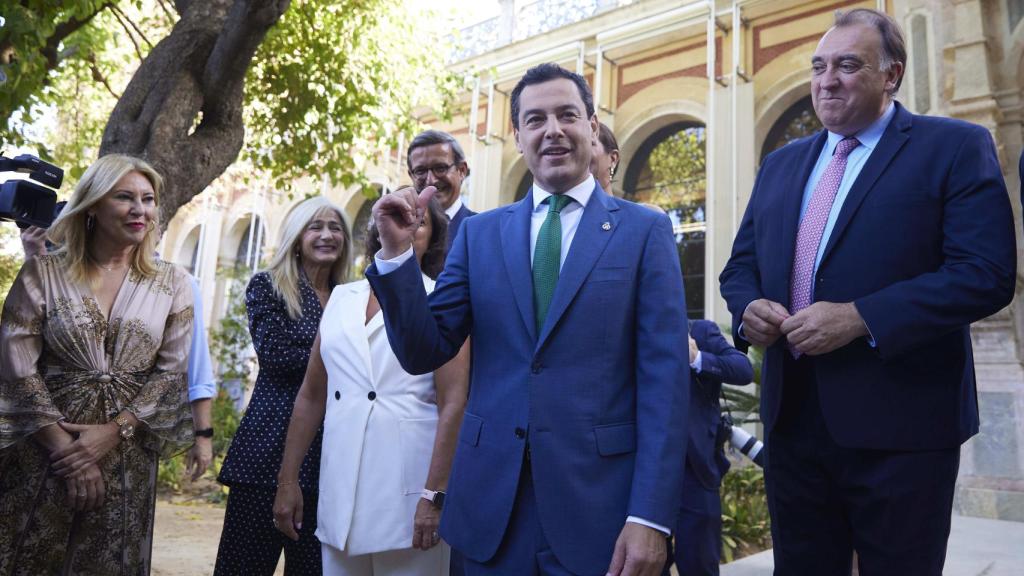 El presidente de la Junta, Juanma Moreno, durante el posado con los nuevos consejeros en san Telmo.