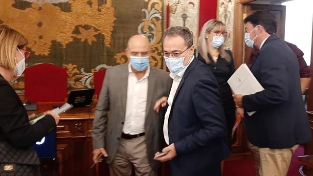 Miguel Millana y Paco Sanguino, en el centro, junto al alcalde Luis Barcala en un pleno del Ayuntamiento de Alicante.