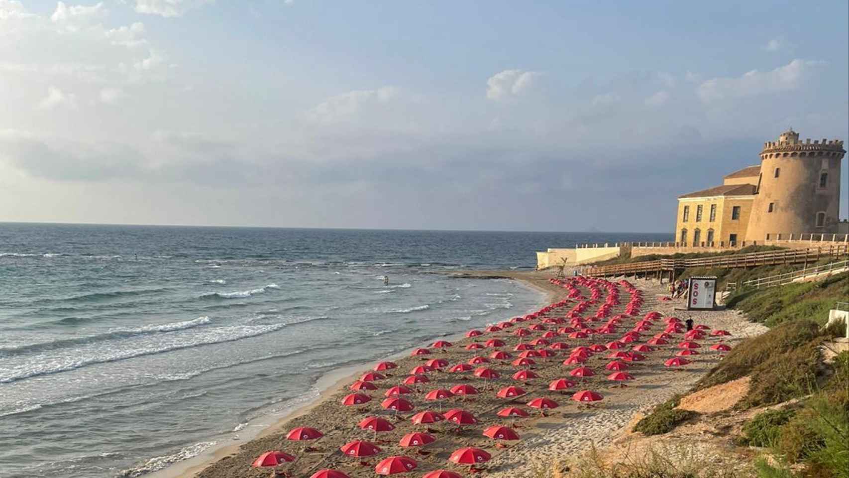 Imagen de las sombrillas obsequio de EmbargosALoBestia en las playas de Alicante y Murcia.