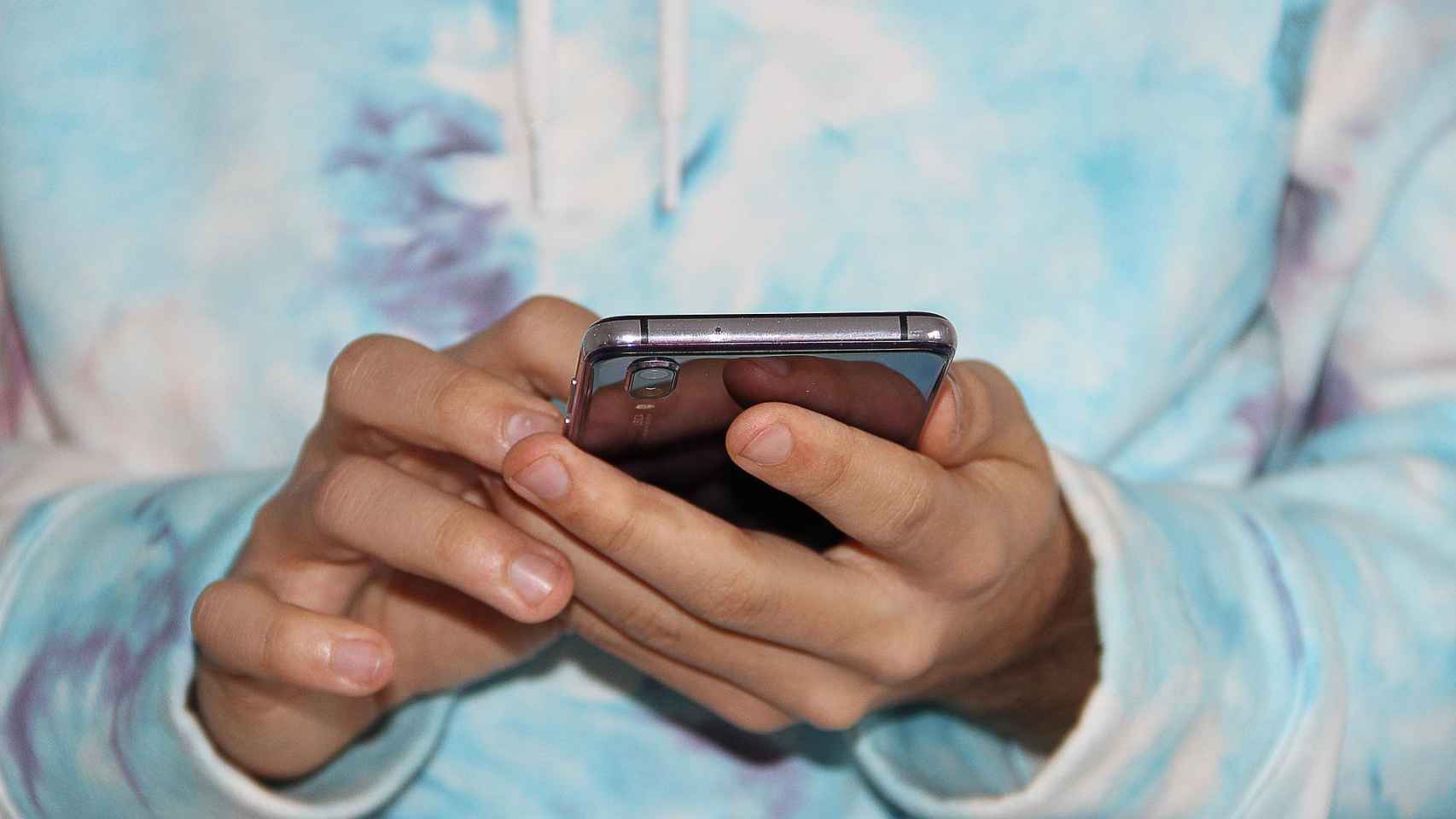 La Policía Nacional detiene en Gandía a dos jóvenes por compartir por móvil un vídeo sexual sin consentimiento.