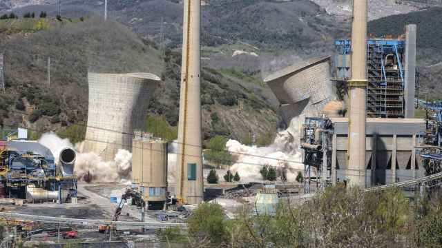 Imagen en primer plano de las dos chimeneas de La Robla durante el derribo de las dos torres de refrigeración, el pasado 6 de mayo.