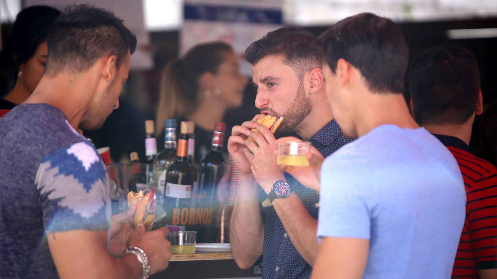 Varios jóvenes degustando un pincho en la Feria de Día de Valladolid