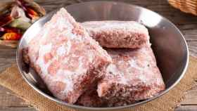 Un tazón de carne picada descongelándose a temperatura ambiente.