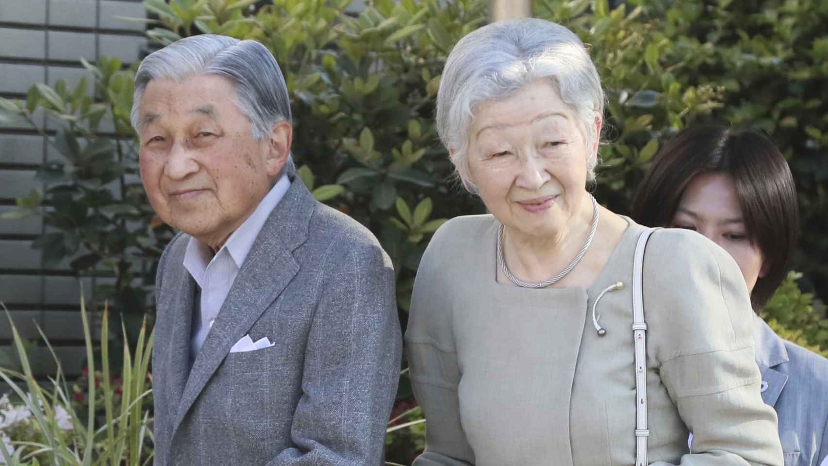 El emperador emérito Akihito junto a su esposa, Michiko, en una imagen tomada en mayo de 2019.