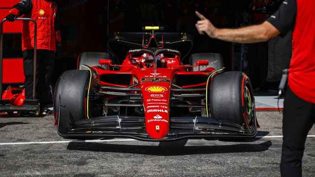Carlos Sainz saliendo del box de Ferrari