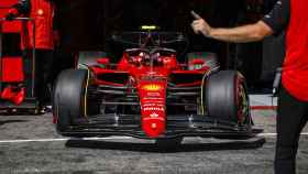 Carlos Sainz saliendo del box de Ferrari