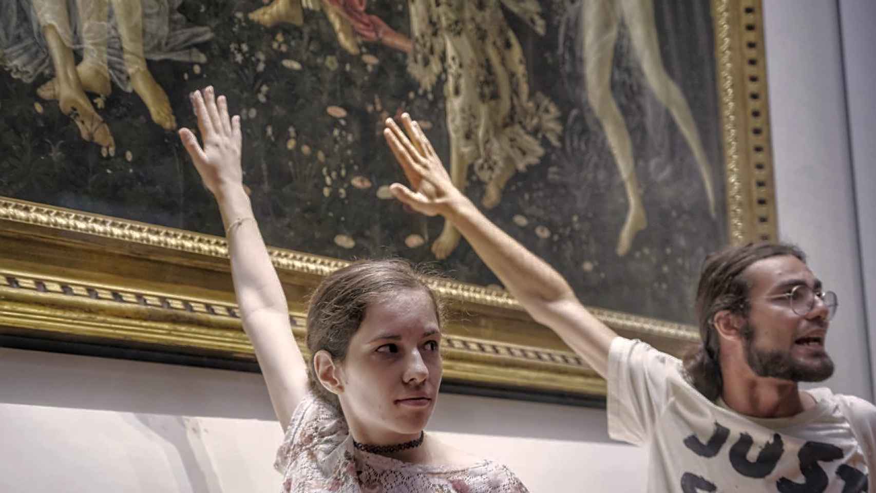 Los activistas pegan sus manos en la cubierta de ‘La primavera’ de Sandro Botticelli. Foto: Ultima Generazione