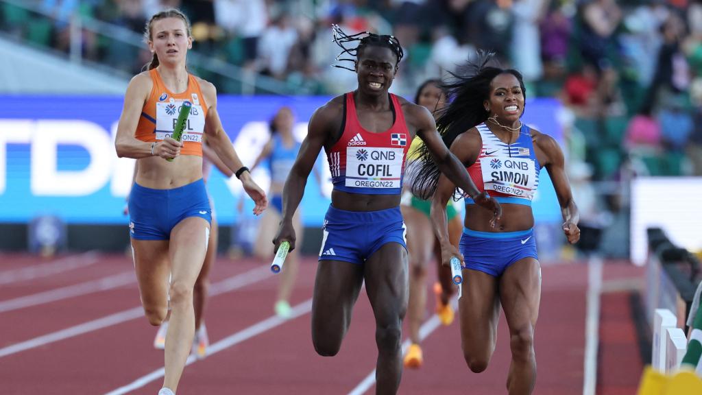 Fiordaliza Cofil, en el momento de ganar el 4x400 con la República Dominicana en el Mundial de atletismo