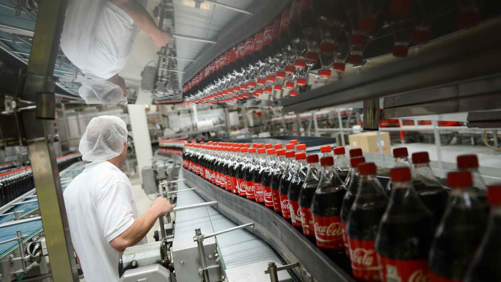Un empleado en una factoría de Coca-Cola.