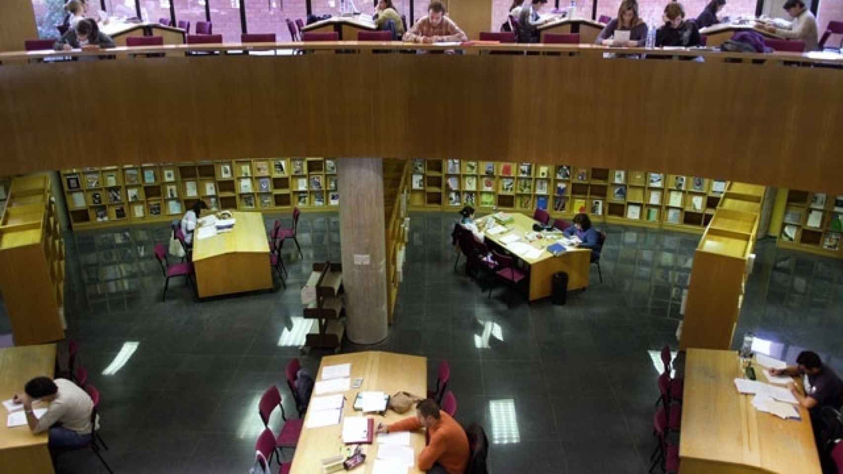 Estudiantes en la biblioteca general de la UMA