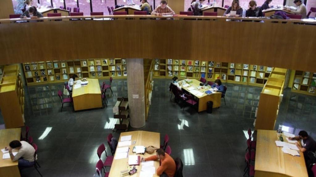 Estudiantes en la biblioteca general de la UMA