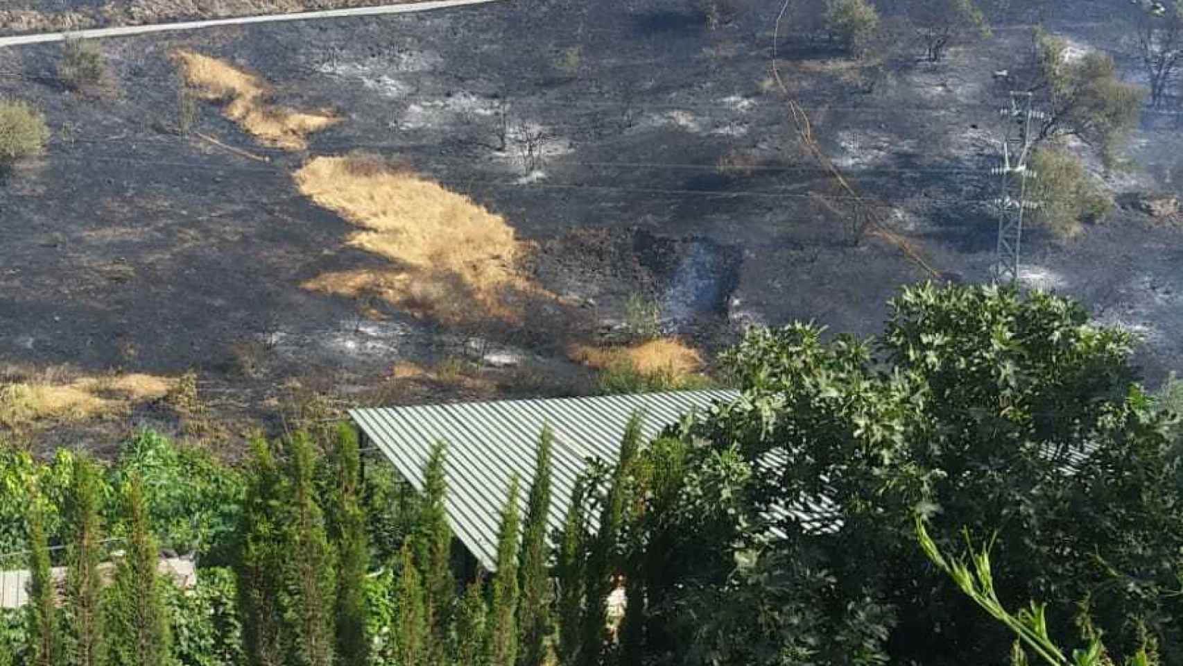 Terreno quemado en Mijas junto a una vivienda.