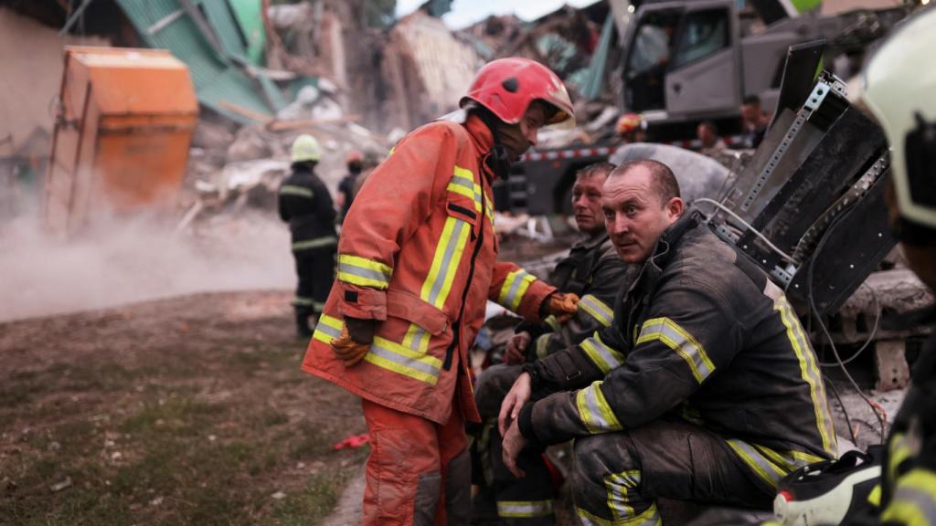 Bomberos en las inmediaciones de Járkov, tras los ataques rusos de esta semana.