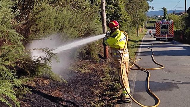 Extinción de un incendio en Oleiros.