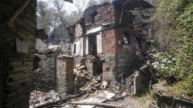 Una vivienda calcinada afectada por el fuego de Folgoso do Courel en la aldea de Río de Bois.