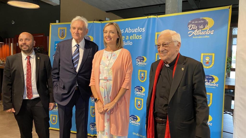 Mayores de toda Galicia festejan en Santiago el Día del Abuelo con el Padre Ángel