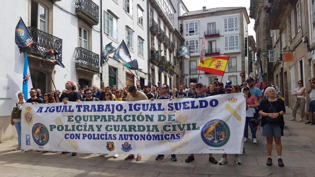 Jusapol hace una marcha por los últimos kilómetros del Camino para la equiparación salarial