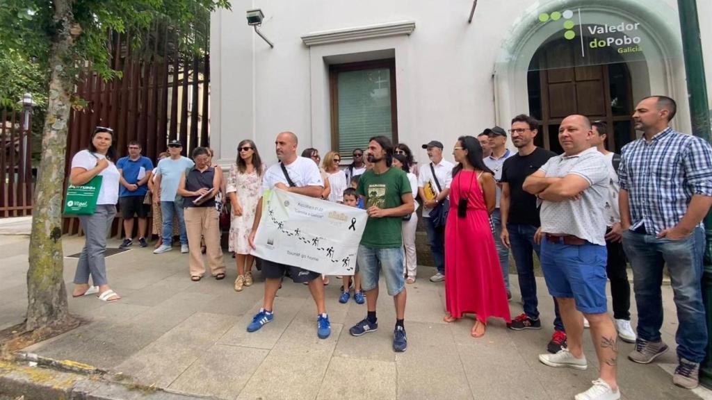 Propietarios de pisos turísticos de Santiago protestando ante la oficina del valedor del Pobo