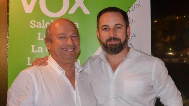 Juan María Rivas junto a Santiago Abascal.